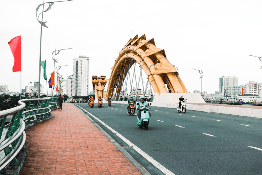 A direct view of the performances when standing on the Dragon Bridge (Source: Pexels)
